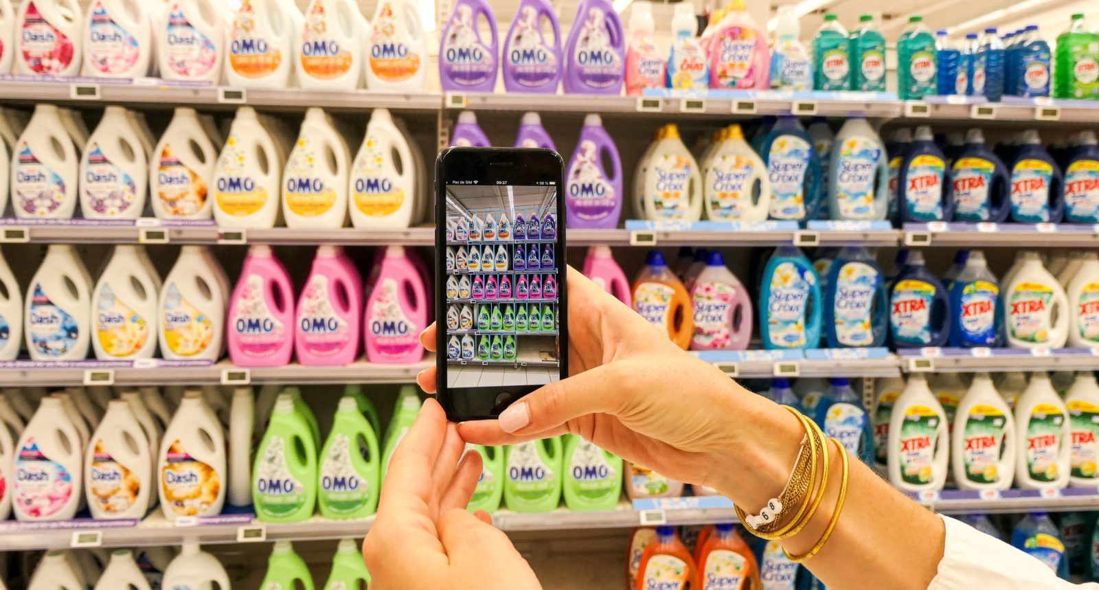 La fonctionnalité de reconnaissance vidéo des produits avec l'application EasyPicky dans un rayon de lessive